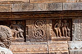 The great Chola temples of Tamil Nadu - The Airavatesvara temple of Darasuram. Detail of the panels of the prakara-wall with scenes of dance.